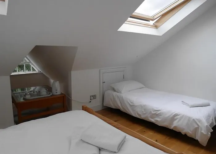 Best Hotels with Parking near Kew Gardens